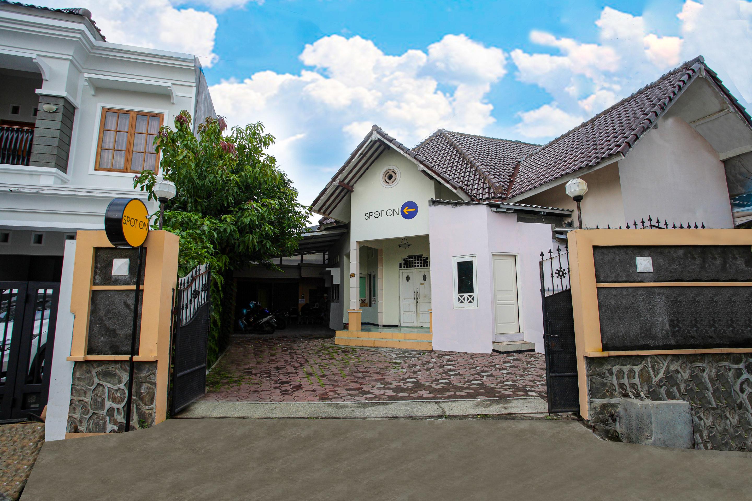Spot On 2697 Homy House Hotell Semarang Eksteriør bilde